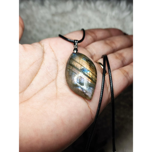 CHEFFY Natural Labradorite Leaf Pendant