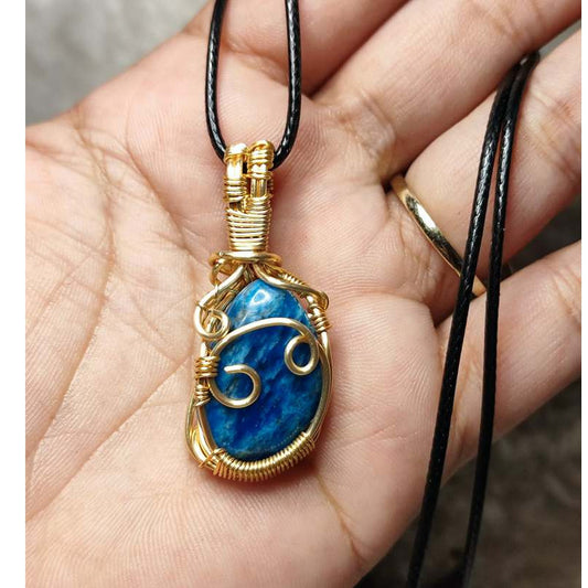 CHEFFY Blue Apatite Tumbled Wire Wrap Pendant