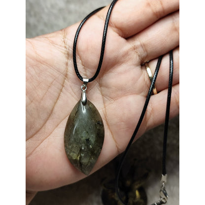 CHEFFY Natural Labradorite Leaf Pendant