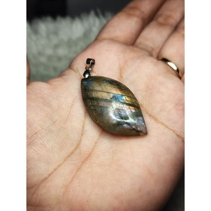 CHEFFY Natural Labradorite Leaf Pendant